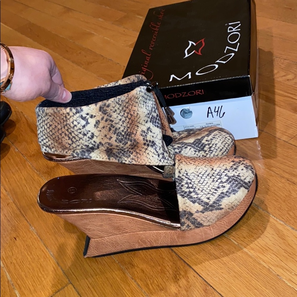 Reversible Italian wedges snakeskin closed toe
